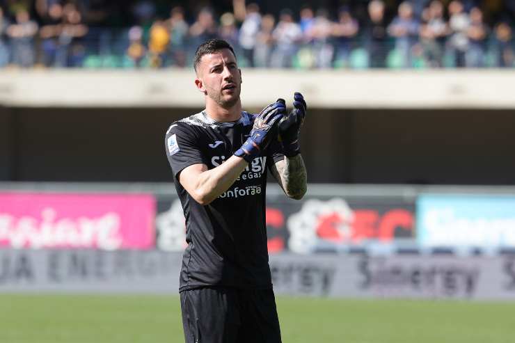 Lorenzo Montipò applaude i tifosi dell'Hellas
