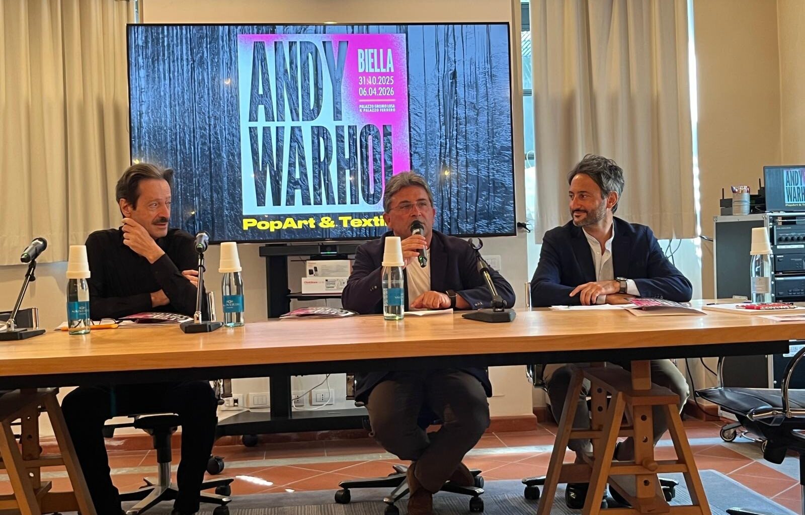 Warhol, al Piazzo l'artista designer che ha inventato il tessile pop