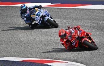 MotoGp in Austria, Marc Marquez vince la sprint davanti a fratello Alex. Bagnaia si ritira