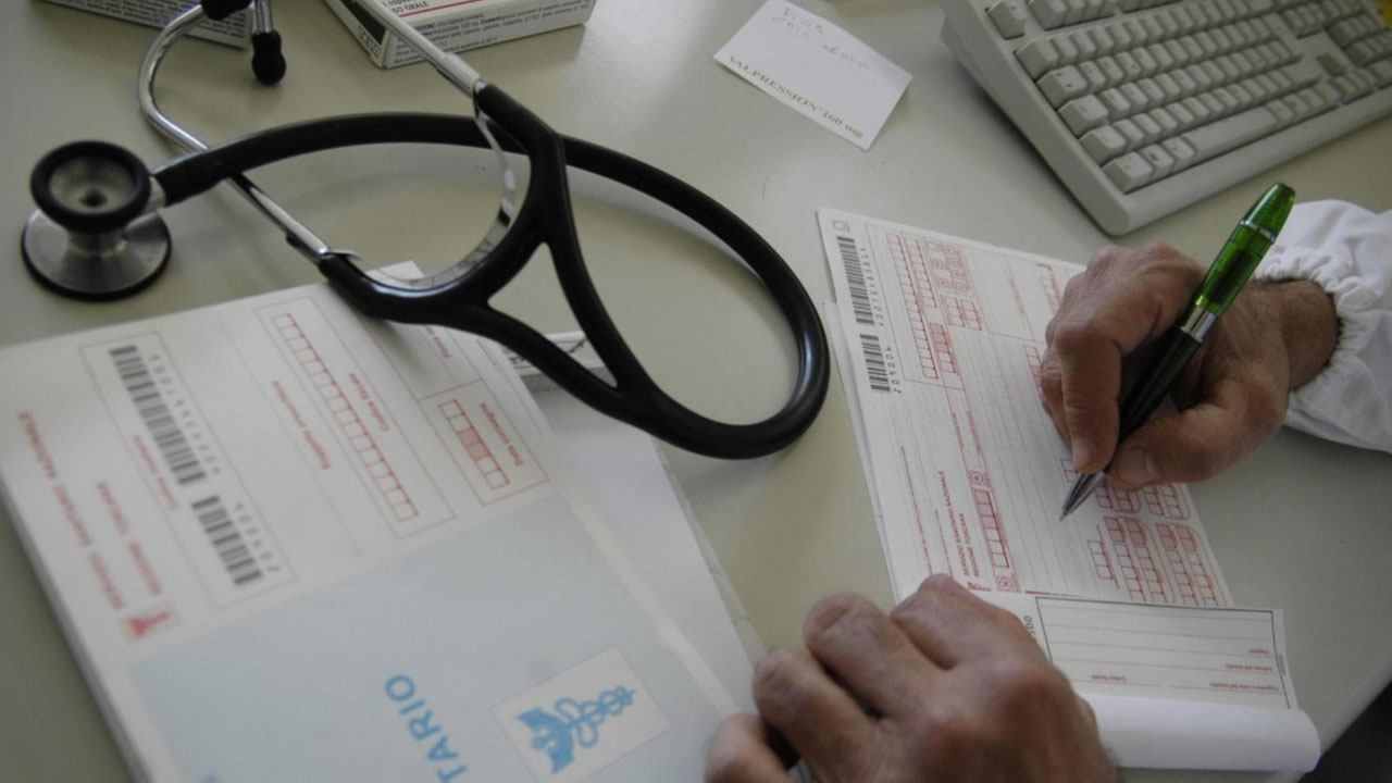 "Avevo solo la tosse": Medico di base, diventa tutto a pagamento | Devi pagare e stare zitto anche per un semplice controllo