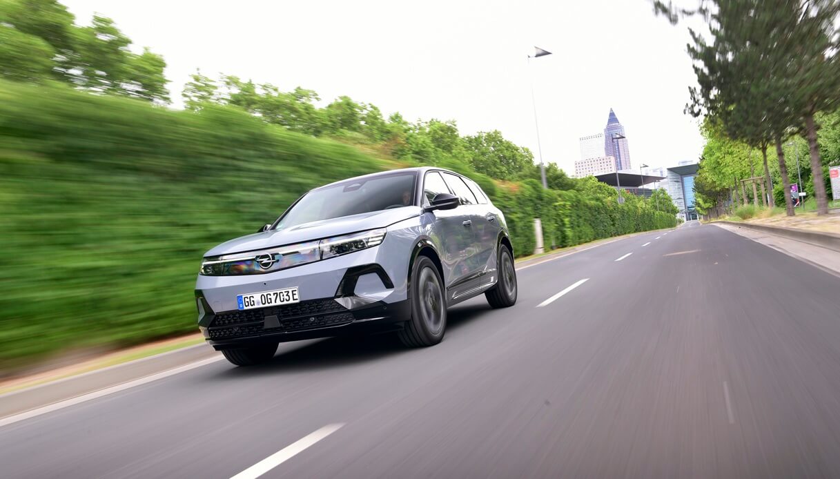 Opel Grandland Electric, disponibile la versione AWD: ecco i prezzi