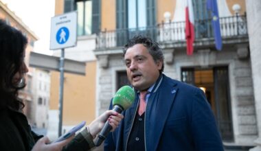 Presidi guadagnano oltre 2 volte i docenti: 70-110mila euro vs 24-32mila euro. Pacifico: "500 milioni subito in assegno una tantum, risorse in manovra e tavolo Aran per ridurre il gap"