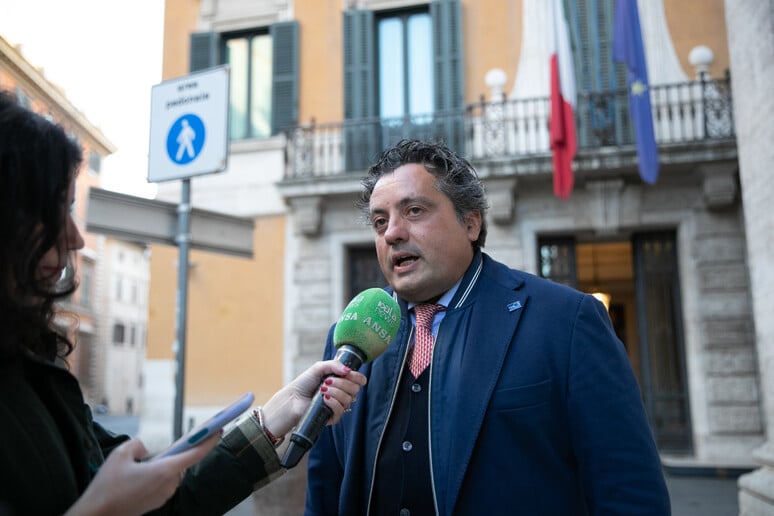 Presidi guadagnano oltre 2 volte i docenti: 70-110mila euro vs 24-32mila euro. Pacifico: "500 milioni subito in assegno una tantum, risorse in manovra e tavolo Aran per ridurre il gap"