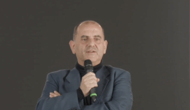 Scuole senza palestra ma con aule immersive, Pellai critica i fondi per il digitale mentre crescono i disturbi mentali tra gli studenti: "Peggiori indicatori degli ultimi 70 anni"