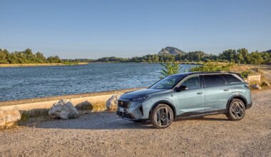 Peugeot E-5008, piacere di guida unico grazie alla plancia i-Cockpit