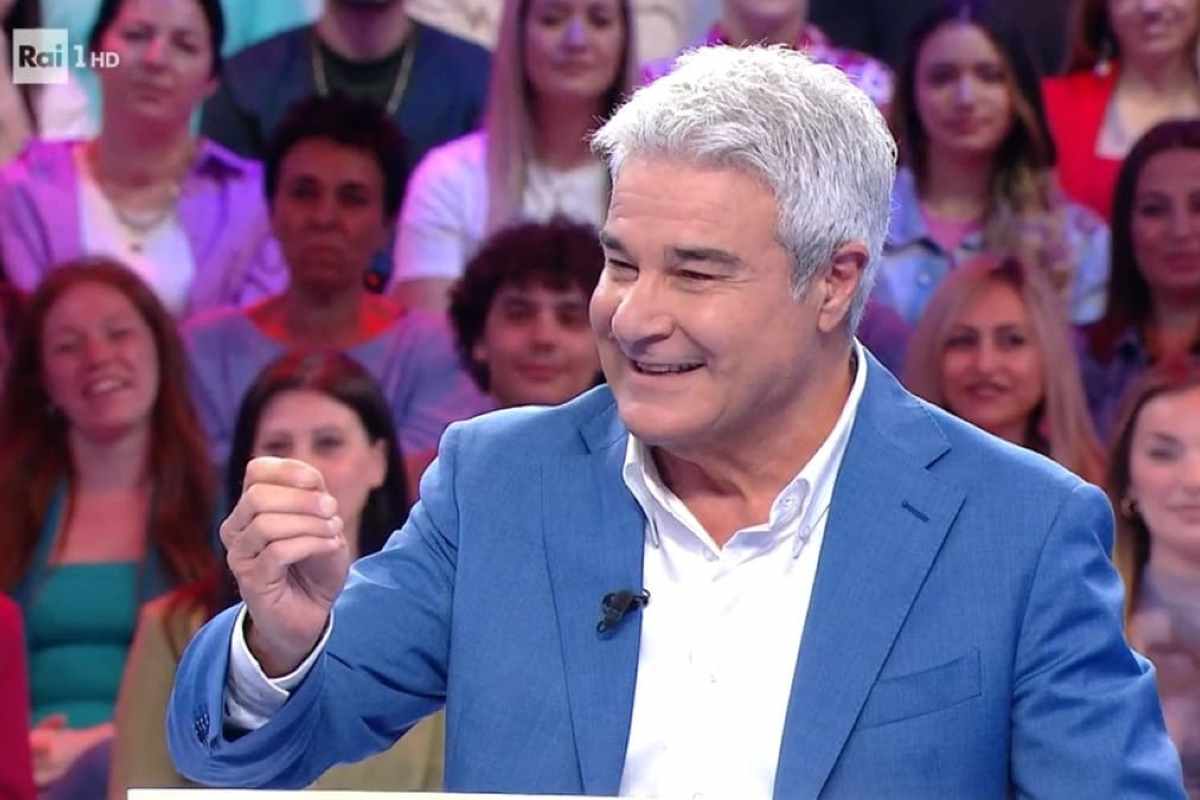 Pino Insegno, il rinnovo non basta: la richiesta alla Rai e i malumori dei colleghi
