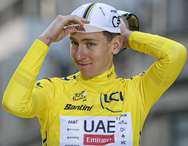 Tadej Pogacar con la maglia gialla al Tour