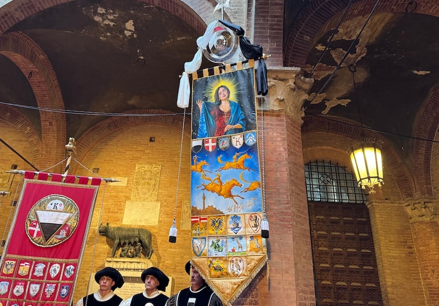 Svelato il Drappellone dipinto da Francesco De Grandi. “Sfida intensa e coinvolgente”