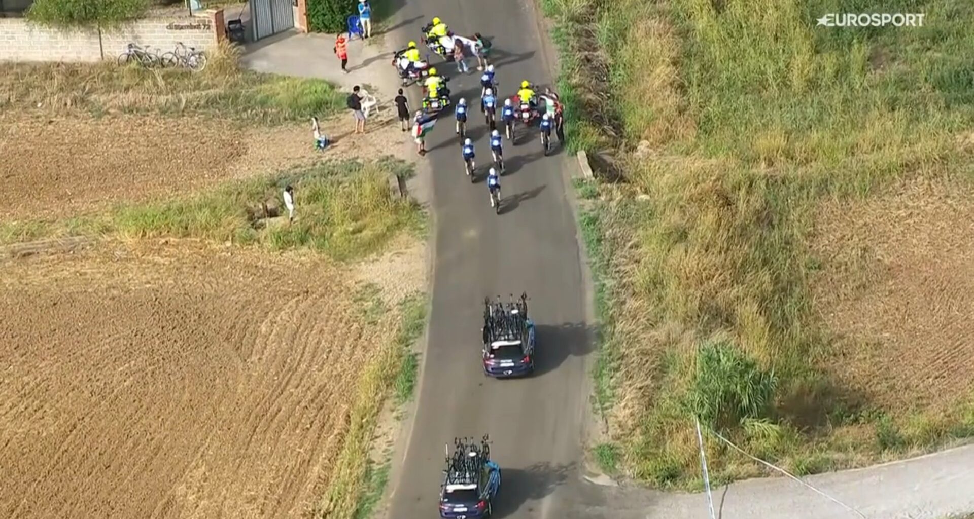Vuelta a España 2025, proteste durante la cronosquadre contro la Israel-PremierTech: manifestanti bloccano la strada al passaggio del team