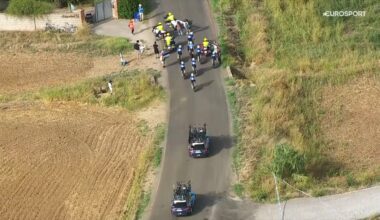 Vuelta a España 2025, proteste durante la cronosquadre contro la Israel-PremierTech: manifestanti bloccano la strada al passaggio del team