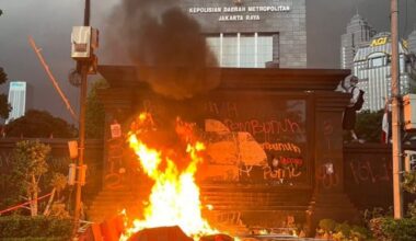 L'Indonesia sprofonda nel caos: decine di migliaia in piazza contro il governo