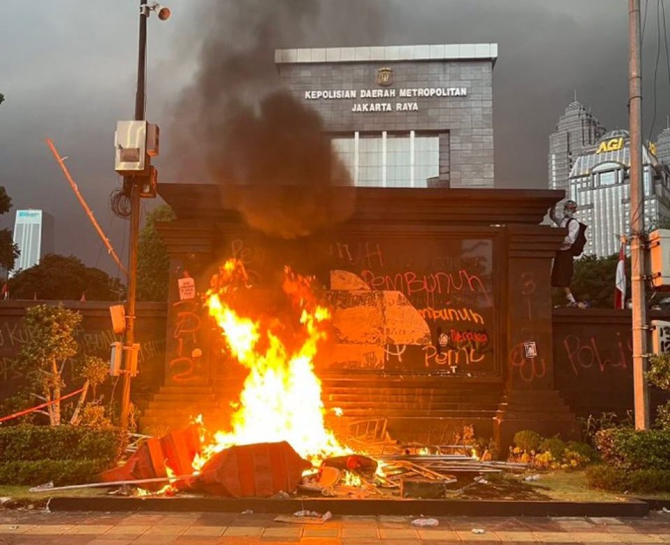 L'Indonesia sprofonda nel caos: decine di migliaia in piazza contro il governo