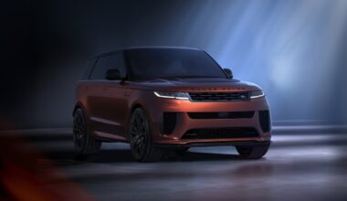 Range Rover Sport, la gamma si completa: arriva la SV Carbon