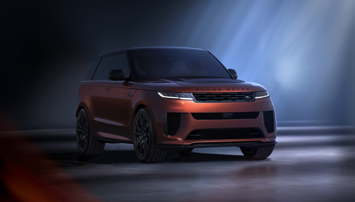 Range Rover Sport, la gamma si completa: arriva la SV Carbon