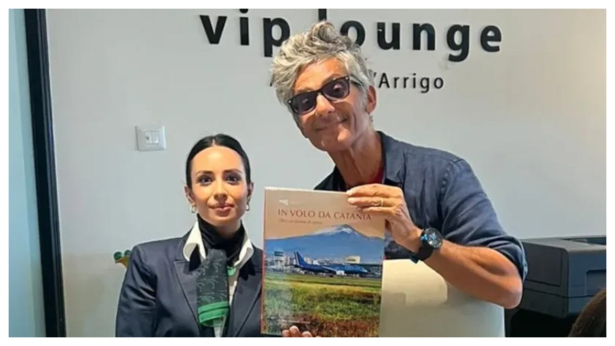 Rosario Fiorello, la foto nella vip lounge dell'aeroporto di Catania