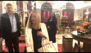 L’arrivo di Meloni a Washington per l’incontro con Trump e Zelensky – Video - Il Fatto Quotidiano