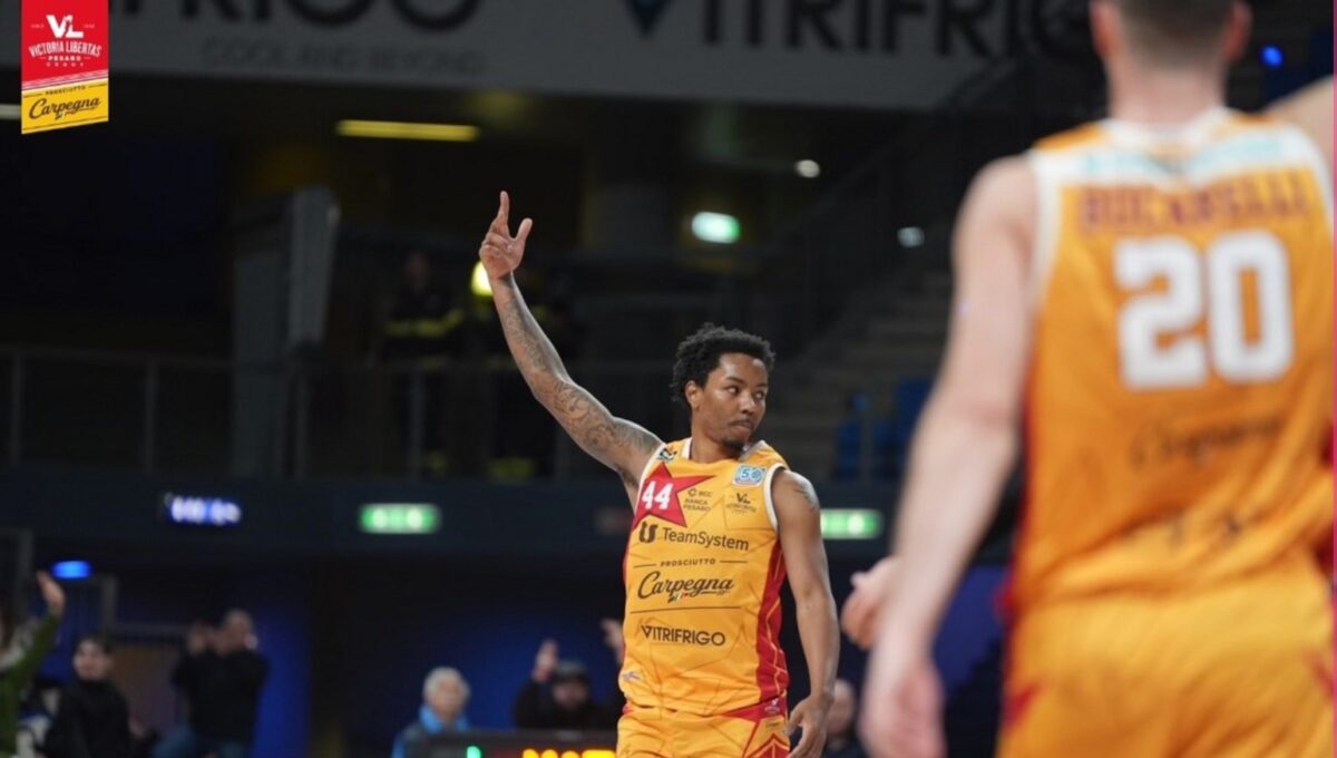 Basket, la Vuelle non si ferma più. Con l’Urania Milano finisce 97 a 70