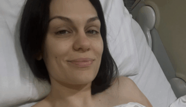 Ricoverata d'urgenza in ospedale a 6 settimane dall'intervento per il tumore al seno con una infezione e liquido nei polmoni: paura per Jessie J