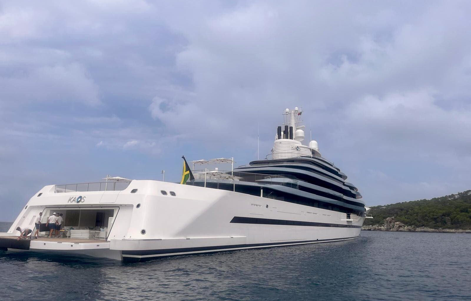 Alle Tremiti approda il superyacht "Kaos": è lungo 110 metri e vale 300 milioni di dollari