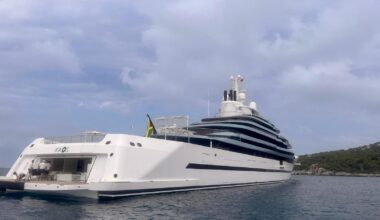 Alle Tremiti approda il superyacht "Kaos": è lungo 110 metri e vale 300 milioni di dollari