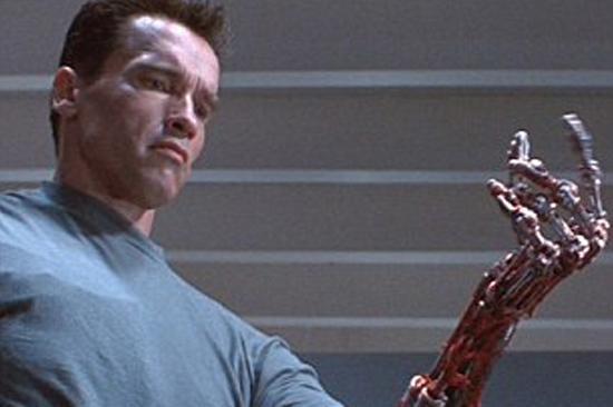 "C'è il pericolo di un'apocalisse in stile Terminator: se l'AI si unisce con le armi rischiamo un incubo distopico. Sono stati commessi molti errori". Il monito di James Cameron