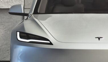 Vuole più autonomia per la sua Tesla, così la ricopre di pannelli solari