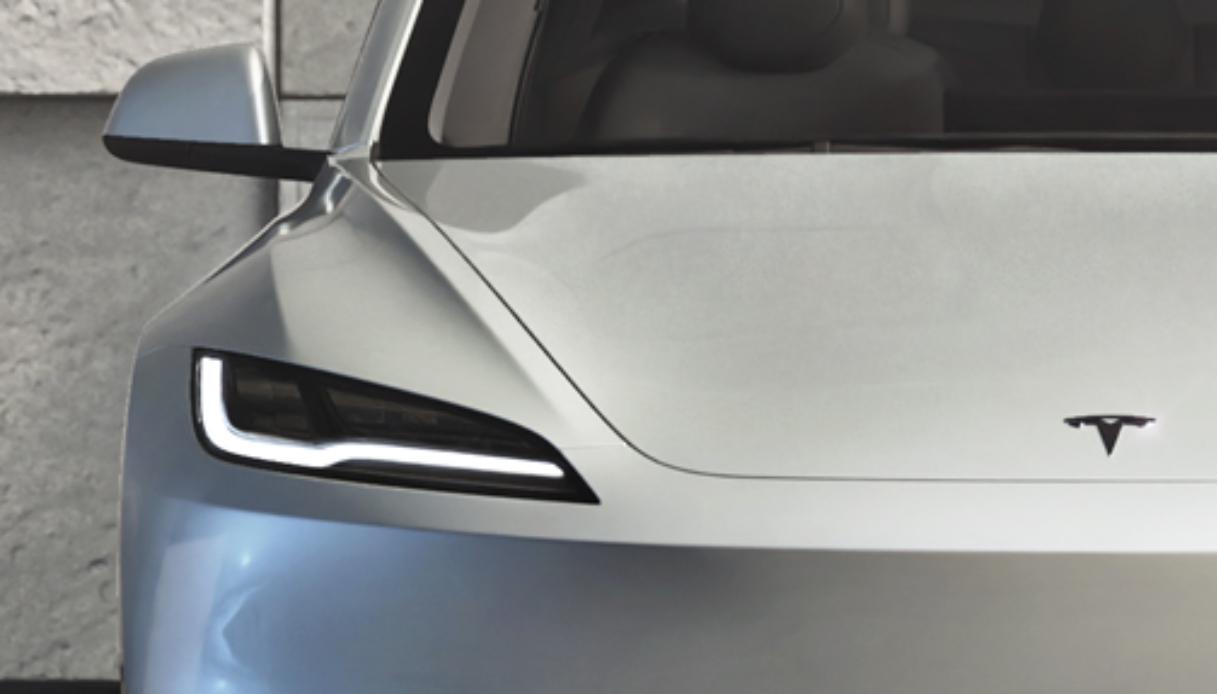 Vuole più autonomia per la sua Tesla, così la ricopre di pannelli solari