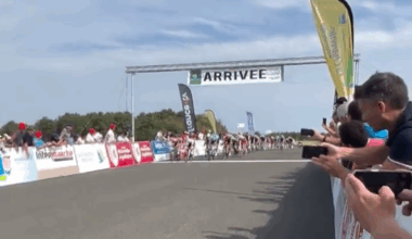 Tour Poitou-Charentes 2025, Arnaud Démare sfreccia in volata per il suo compleanno ma il fotofinish dà ragione a Jason Tesson