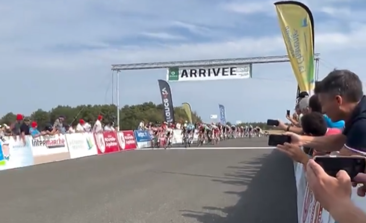 Tour Poitou-Charentes 2025, Arnaud Démare sfreccia in volata per il suo compleanno ma il fotofinish dà ragione a Jason Tesson