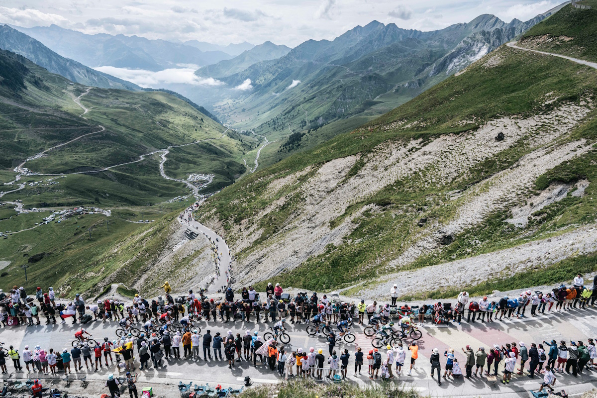 Tour de France 2026, prime indiscrezioni sul percorso: Pirenei subito, Massiccio Centrale a cavallo tra 1ª e 2ª settimana, poi Vosgi e gran finale sulle Alpi