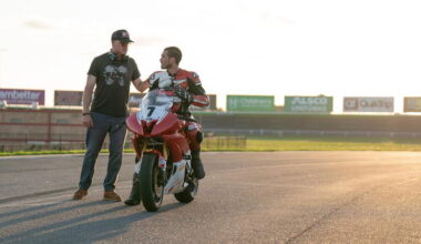 Una schermata da un film motociclistico (flop) una mossa veloce