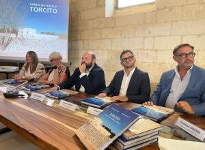 “Una pagina del libro di storia del nostro Salento che non resta bianca, ma viene scritta con le firme di ciascuno di noi ed ha un bellissimo epilogo”. Inaugurato oggi il Parco di Torcito a Cannole – Provincia di Lecce