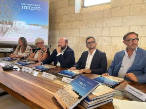 “Una pagina del libro di storia del nostro Salento che non resta bianca, ma viene scritta con le firme di ciascuno di noi ed ha un bellissimo epilogo”. Inaugurato oggi il Parco di Torcito a Cannole – Provincia di Lecce