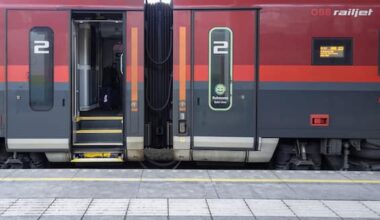 Austria, uomo sopravvive aggrappato a treno alta velocità dopo essere sceso a fumare: salvo