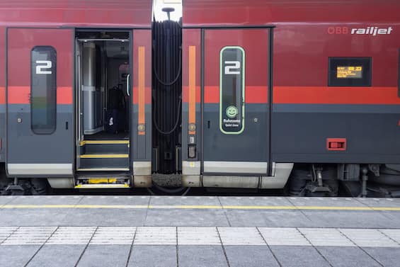 Austria, uomo sopravvive aggrappato a treno alta velocità dopo essere sceso a fumare: salvo