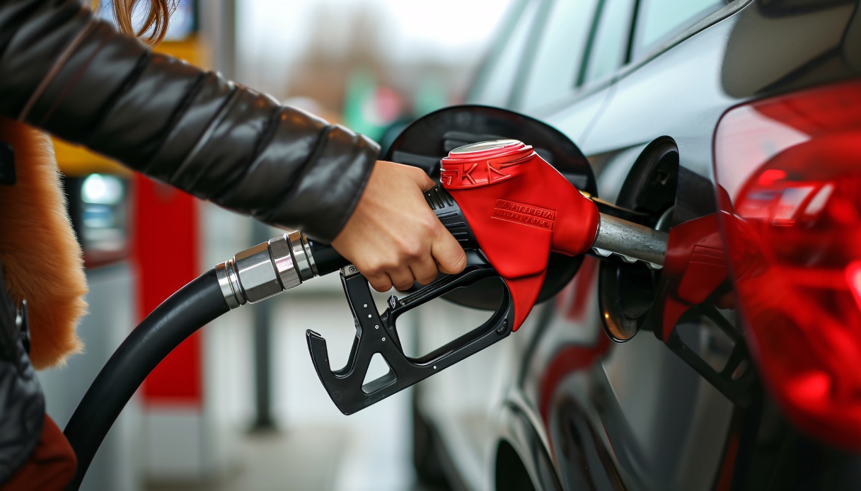 Benzina, il trucco del meccanico per non buttare soldi e motore