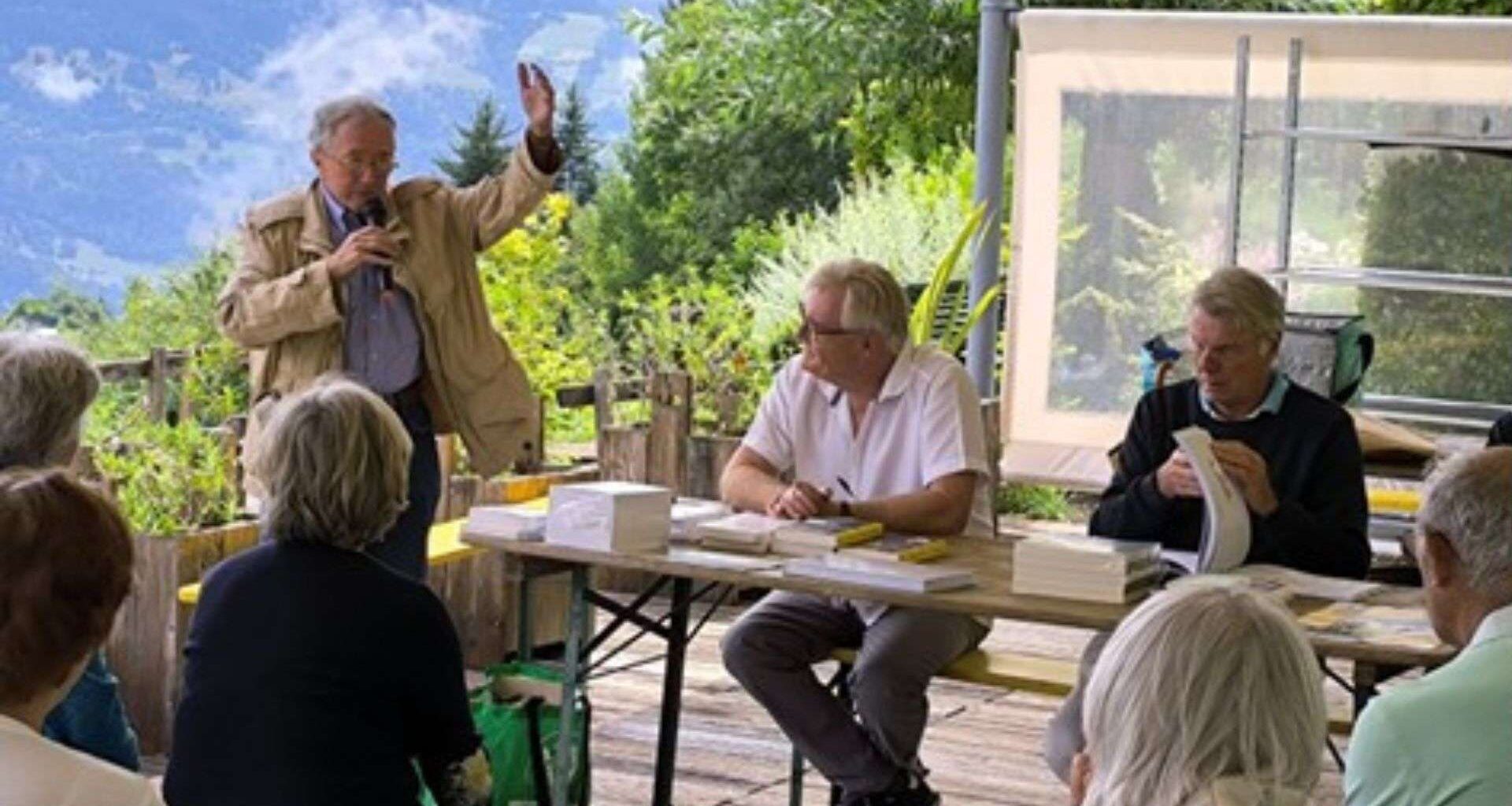 Une des rencontres littéraires au Jardin des Cimes au Plateau d'Assy en 2025 (c) Association Montagnes en Pages