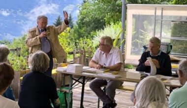 Une des rencontres littéraires au Jardin des Cimes au Plateau d'Assy en 2025 (c) Association Montagnes en Pages