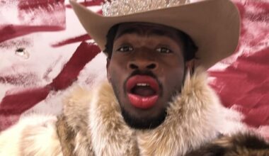 Il rapper Lil Nas X arrestato dopo una passeggiata in mutande e l'aggressione ad un poliziotto. Il padre: «È molto pentito»