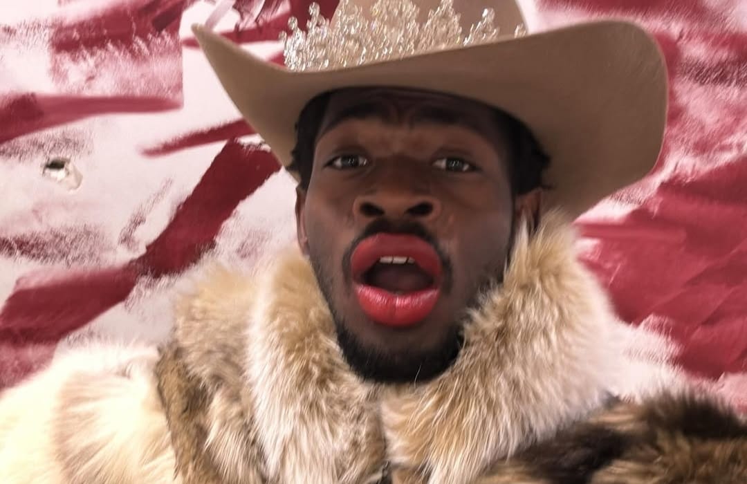 Il rapper Lil Nas X arrestato dopo una passeggiata in mutande e l'aggressione ad un poliziotto. Il padre: «È molto pentito»