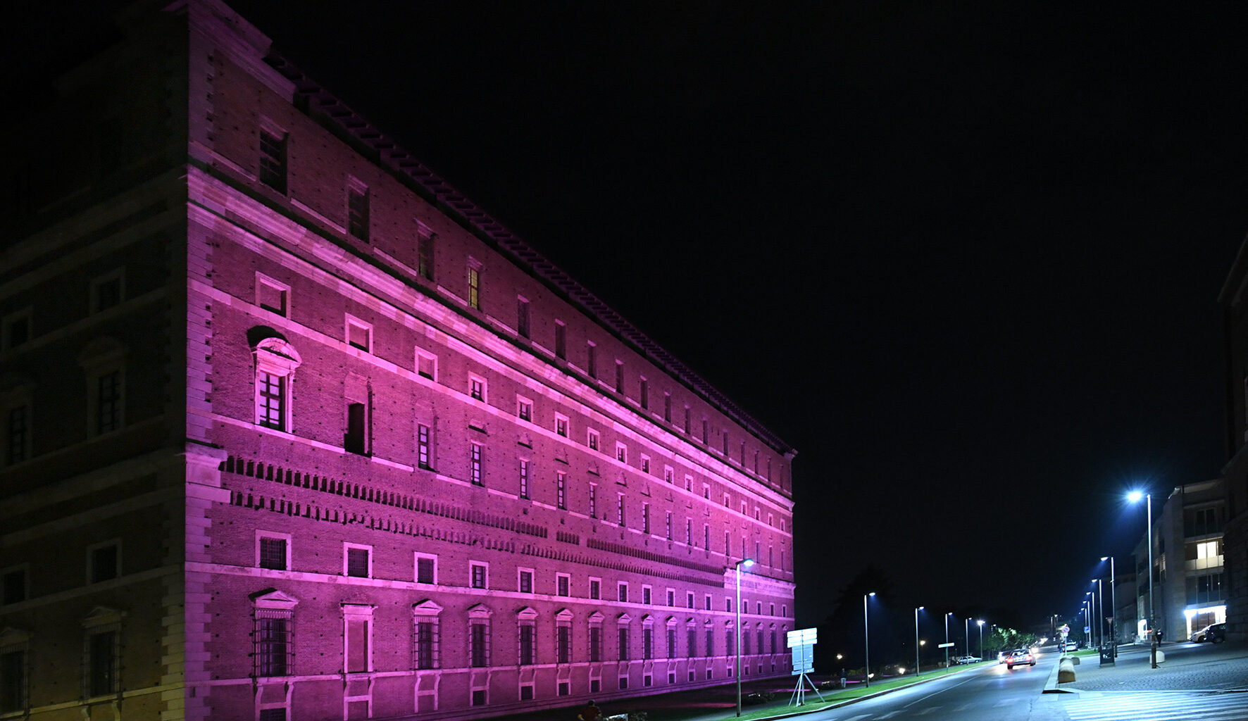 Tumore al seno: il Farnese si tinge di rosa a sostegno della campagna di Airc