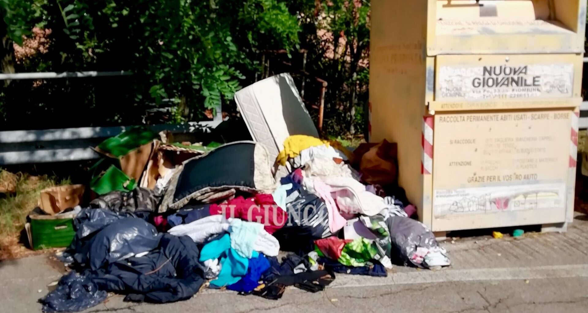 Discarica a cielo aperto: montagna di vestiti gettata a terra