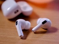 AirPods prima di tutto: iOS 26 mette fine all’audio che si sposta da solo sull’altoparlante