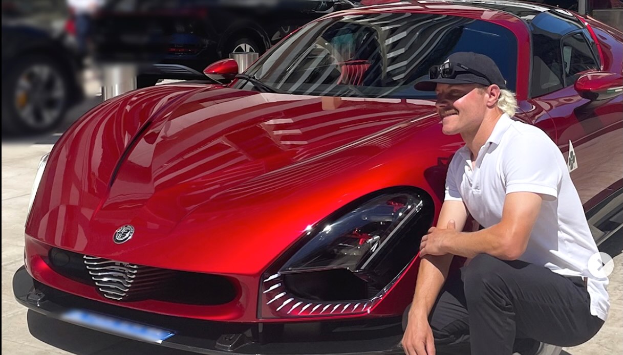 Bottas si gode la sua nuova Alfa Romeo 33 Stradale: supercar da 620 CV