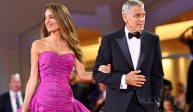 Amal Clooney al Festival di Venezia 2025 cattura i flash con l'abito croccante ciclamino dal maxi strascico balloon
