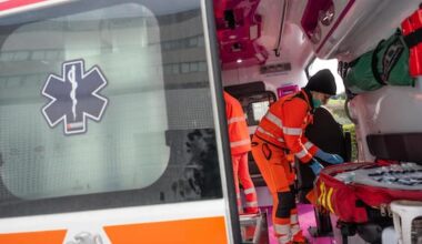 Scontro tra un'auto e uno scooter nel Pavese, tre morti - Sky TG24