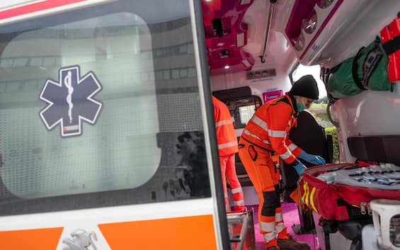 Scontro tra un'auto e uno scooter nel Pavese, tre morti - Sky TG24