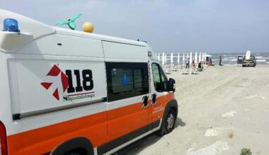 Dopo il bagno in mare sale sull'auto parcheggiata e accusa un malore: 24enne trovato senza vita
