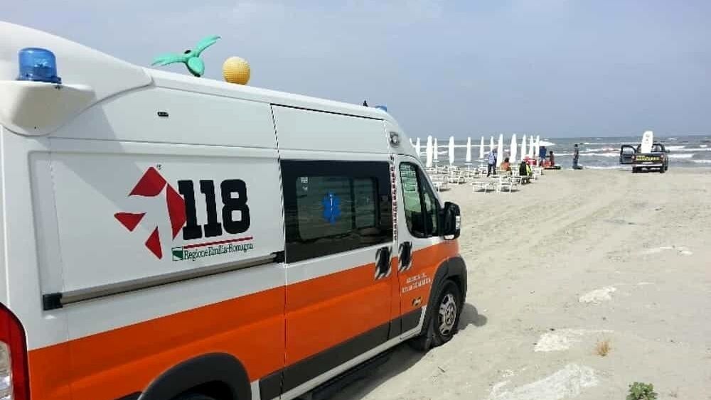 Dopo il bagno in mare sale sull'auto parcheggiata e accusa un malore: 24enne trovato senza vita