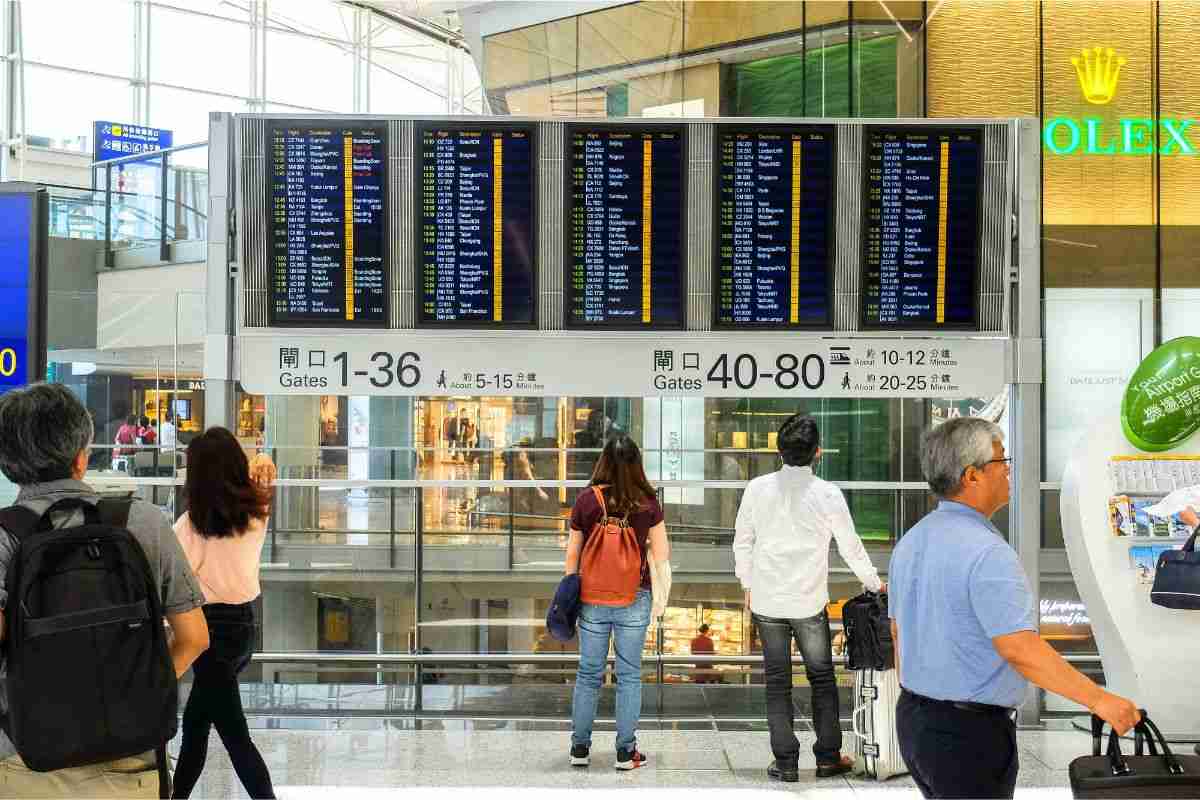 aeroporto con cartello delle partenze
